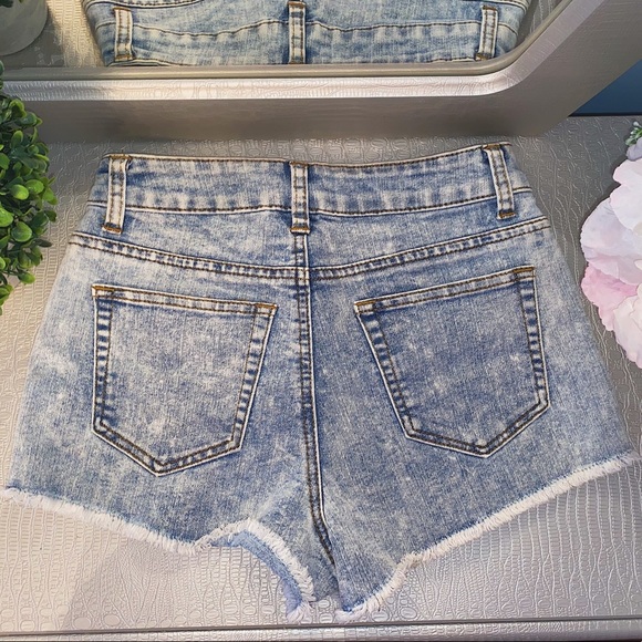 CALI washed-out short shorts, perfect for summer! 🌞🌊 - Picture 2 of 3